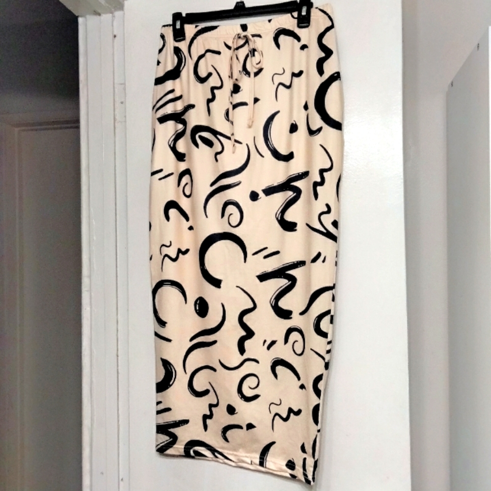 NWOT Cream and Black Abstract Print Skirt